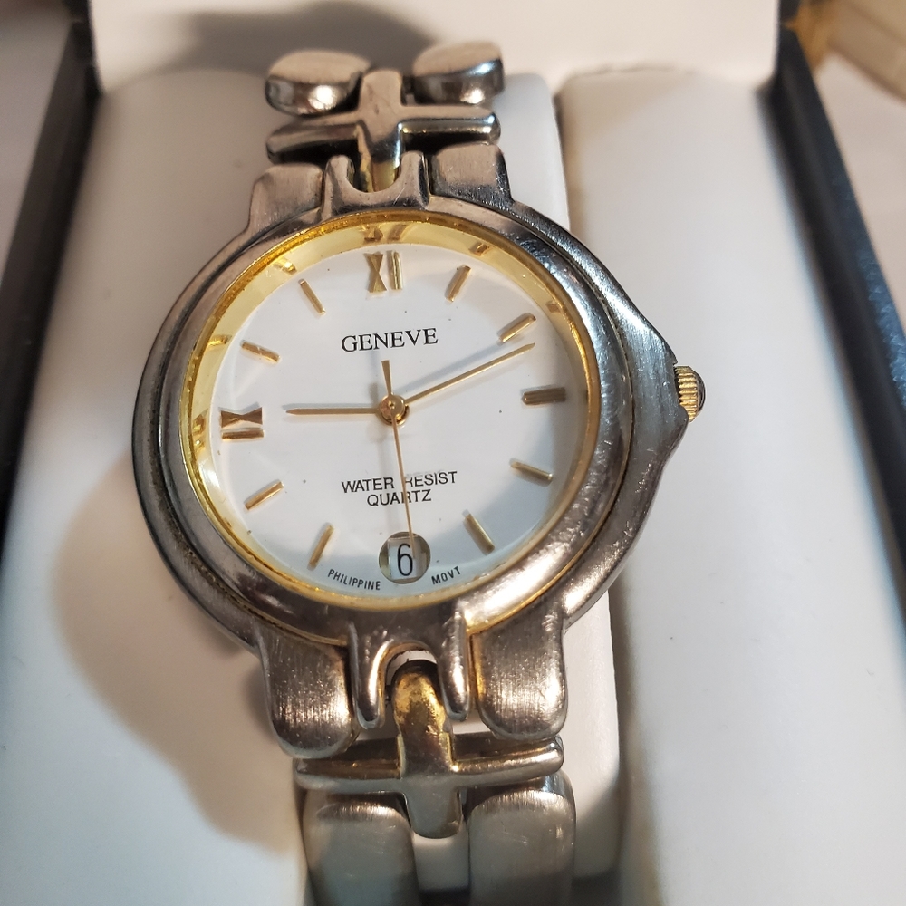 GENEVE MEN'S WATCH 2 TONE SILVERTONE AND GOLDTONE.  VINTAGE